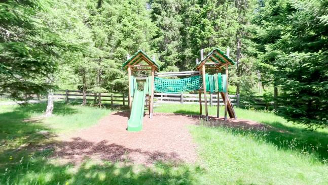 ... und für die Kinder und Familien einen grossen, attraktiven Spielplatz mit Picknick-Haus und WC-Anlagen.