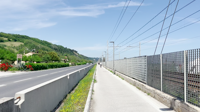 ..., direkt neben der Bahnlinie, in Richtung Pesaro.