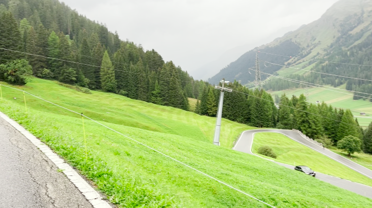 Durch ein hervorragendes Frühstück gestärkt (**** like, Hotel Tambo Splügen) wagen wir uns in unsicherem Wetter an die Herausforderung Splügen Pass.
