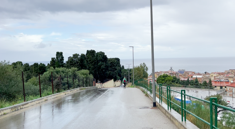 Unzählige Male prasselt heftiger Regen auf die Stadt. Der Regen fliesst in Bächen die Strassen hinunter. Es fehlt an richtigen Abläufen und diejenigen, die es hat, sind verstopft.