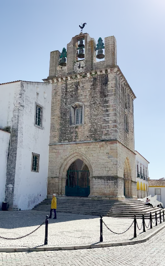 Glockenturm der Kirche Igreja da Se.