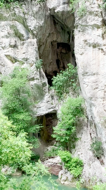 ... durch die Schlucht ...