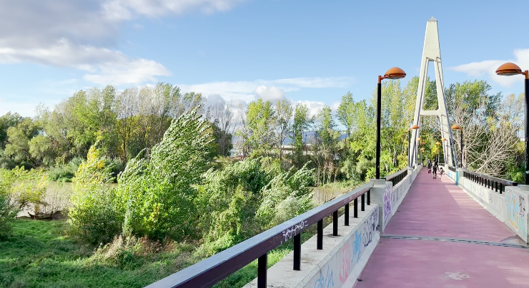 Natürliche Parkanlagen säumen die Ufer des Ebro.