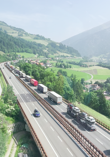Es herrscht Kaiserwetter und wir gönnen uns die Fahrt hoch über der Brennerblechlawine ...