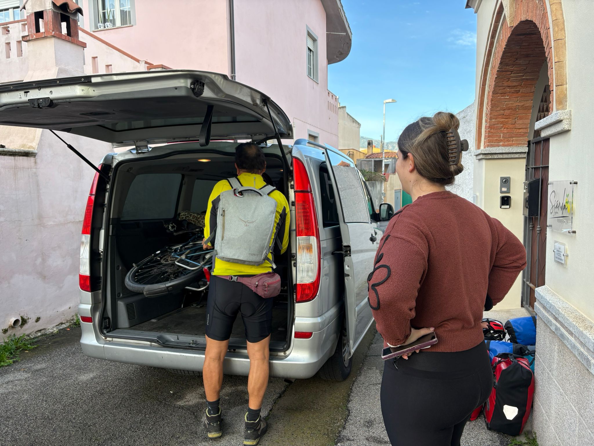 Das Taxi erscheint pünktlich und ist sofort bereit um beladen zu werden. 