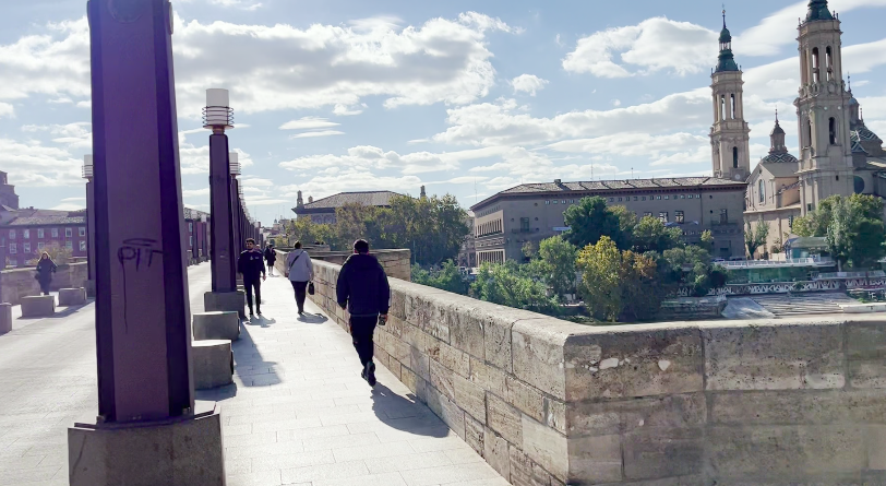 Die Römerbrücke ist sehr imposant und bietet einen Traumblick auf die Basilika.