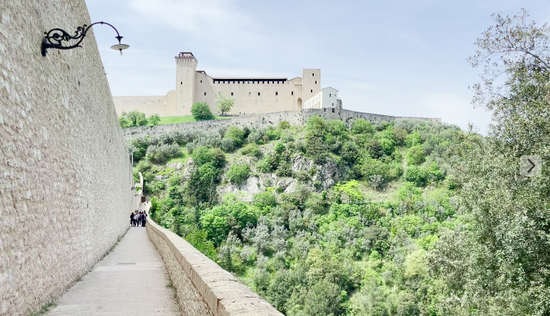 Wir überqueren die gigantische Brücke und blicken hinauf zum Schloss.