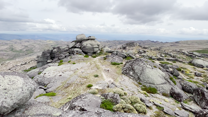 Ich klettere hoch zum Triangulationspunkt und habe einen schönen Ausblick über die verschiedenen, gigantischen  Steinhaufen.