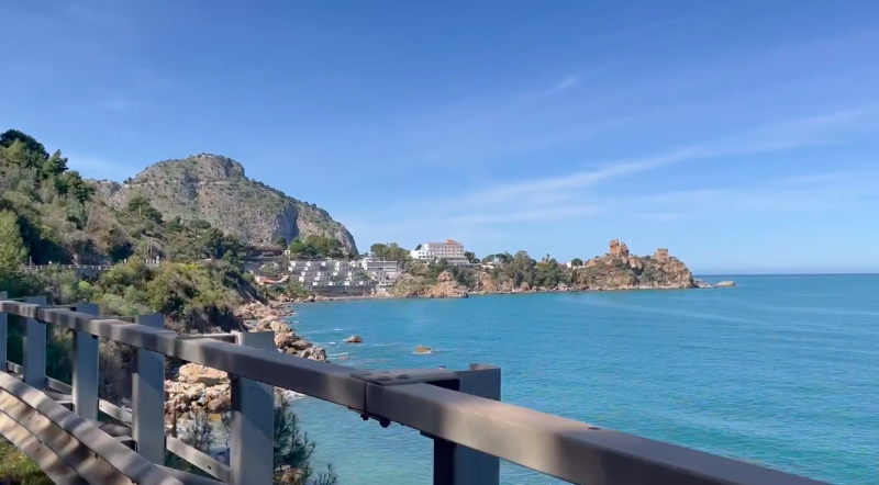 Da taucht schon der grosse Fels "La Rocca" von Cefalù auf.