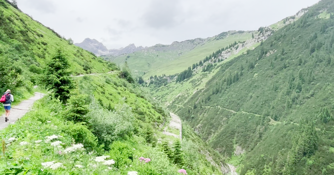 Ein wunderschöner Pfad führt uns der Bergflanke entlang, hoch über der Schlucht, durch eine traumhaft schöne Bergwelt ...