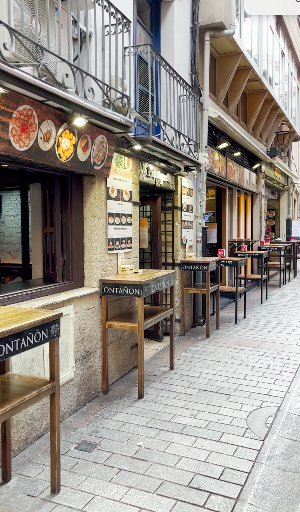 In der Altstadt hat es einige Gassen mit vielen Tapas/Pinchos-Restaurants.