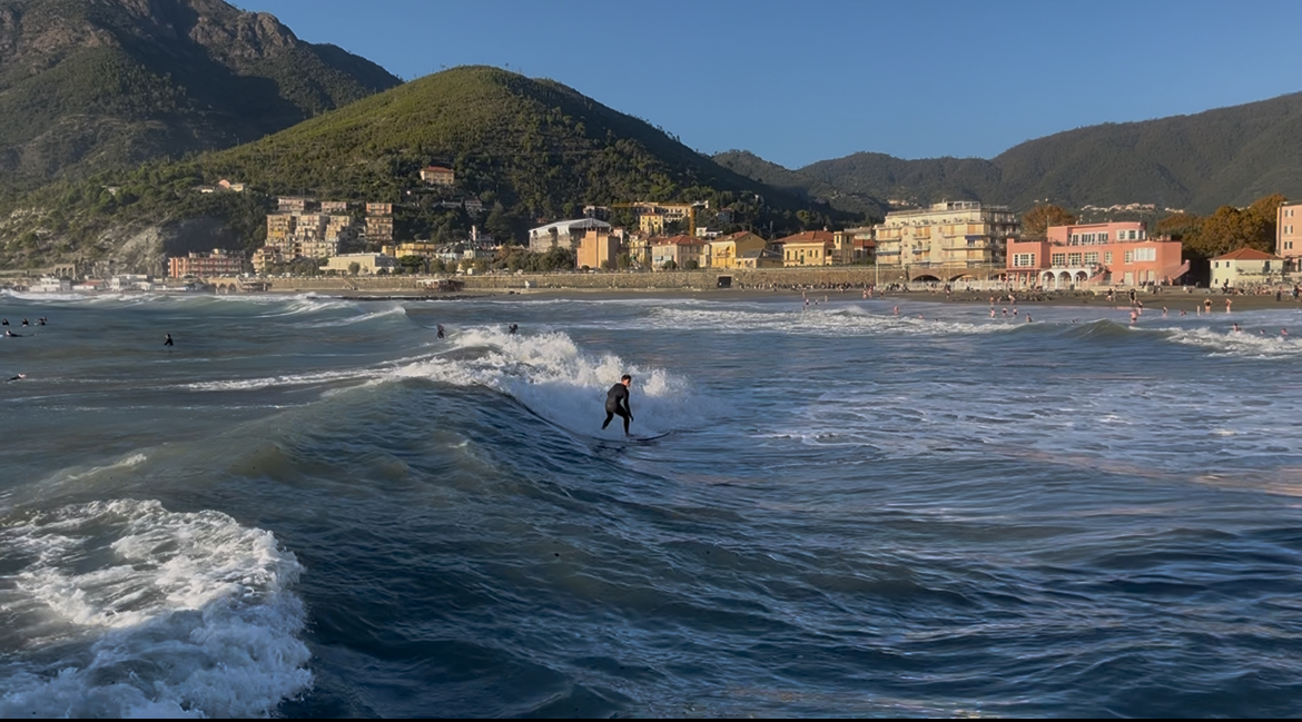 Levanto scheint ein Mekka für Surfer zu sein. Die Wellen sind heute gewaltig und locken auch Sportler aus Nachbarländern an.