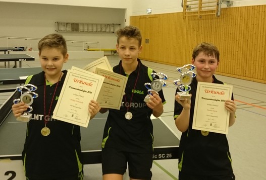 Erfolgreich auf Medaillenjagd bei den Kreismeisterschaften in Krummesse: (v.l.) Philipp Gottschall, Corin Reyelt und Neuzugang Florian Sturm