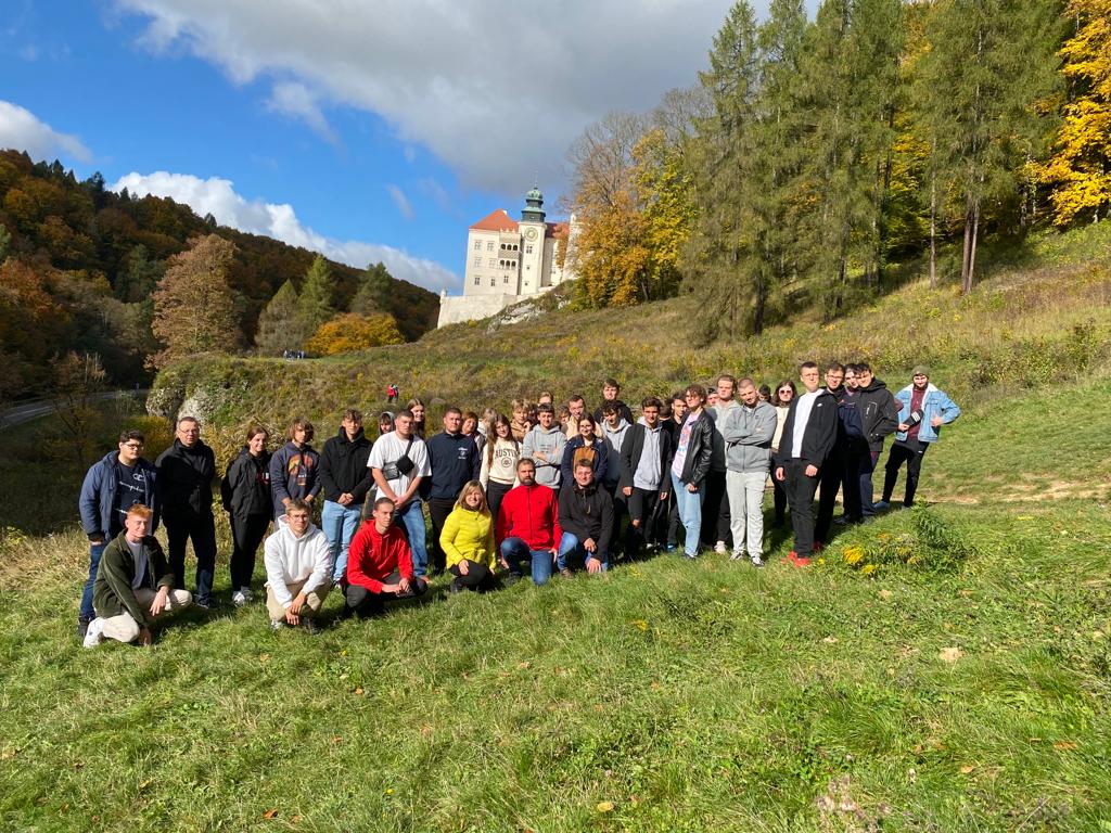 Polnisch-Deutsche Schülergruppe vor dem Schloss Pieskowa Skała in der Nähe des Ortes Ojców mit Lehrern