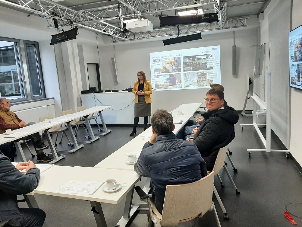 Herr Weber im Mobile Learning Lab während des Vortrags von Frau Prof. Dr. Eveline Wittmann
