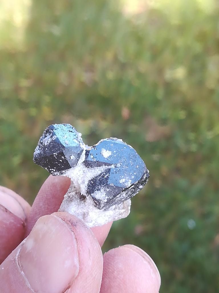 Bixbyitkristalle 2 cm