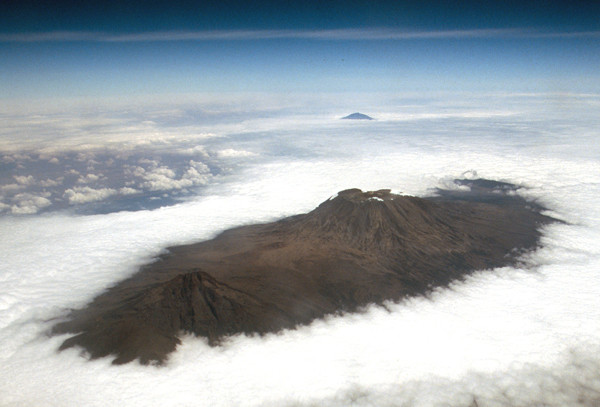 Der Kilimanjaro aus dem Flugzeug