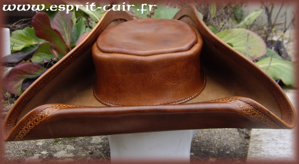 Tricorne en cuir pirate mousquetaire sur-mesure - Eden Esprit Cuir -  Spécialiste du cuir végétal