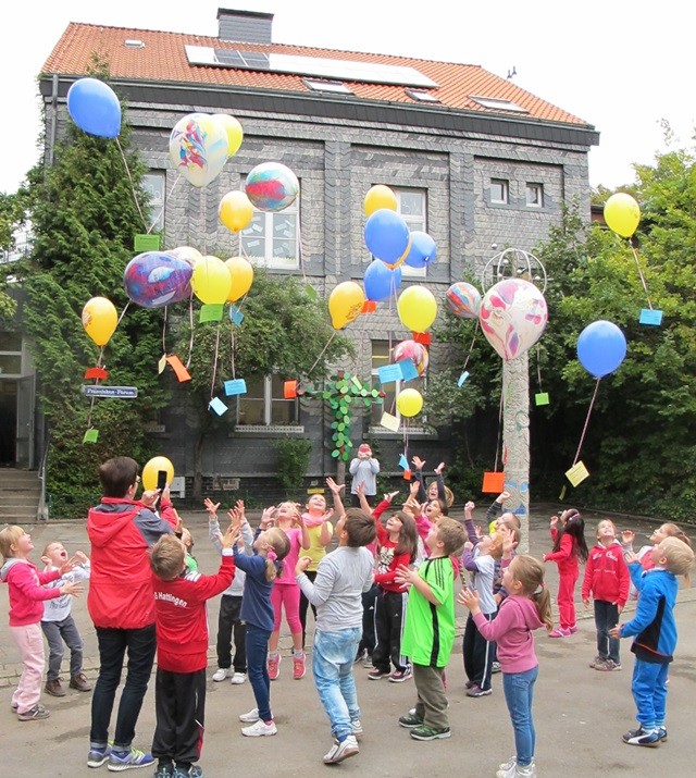 Klasse 1 a ließen zum Abschluss die restlichen Luftballons vom Vortage steigen. 