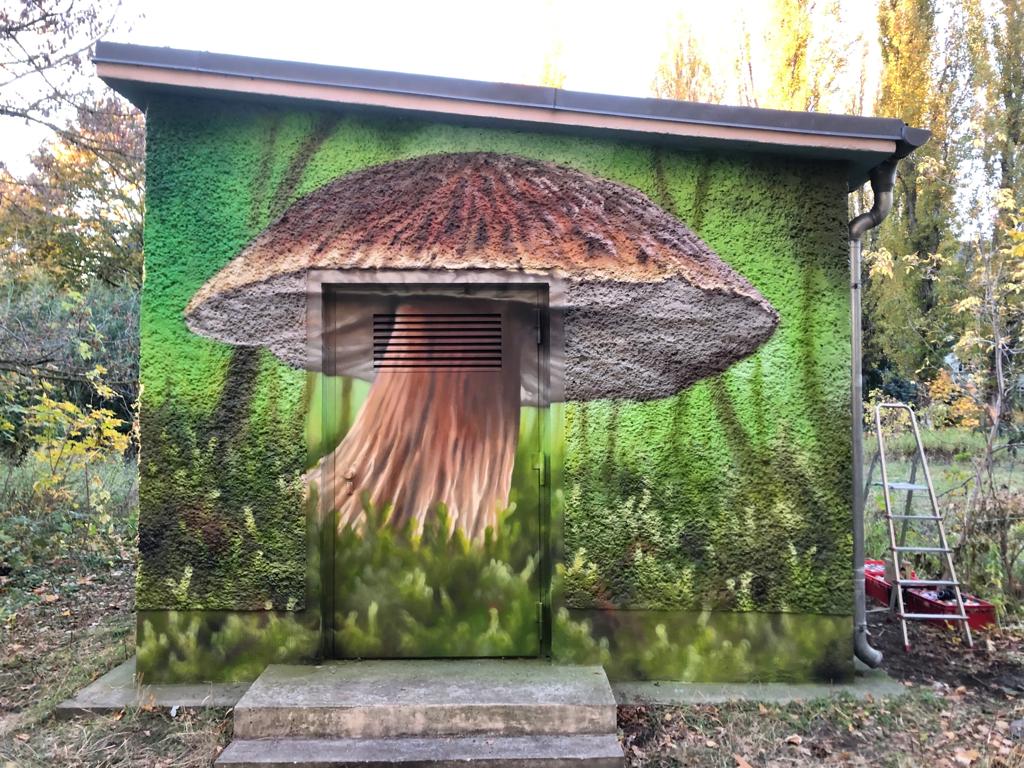 Naturgetreues Graffiti-Mural auf einer Umspannstation mit Hirschkäfer, Schnecke und Pilz. Die realistische und detaillierte Wandkunst von Appolloart dient der Stadtverschönerung und ist als Dienstleistung bundesweit verfügbar.
