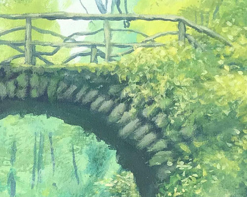 Illusionsmalerei einer Steinbrücke im Grünen, detailreich als Wandgestaltung im Innenraum umgesetzt.