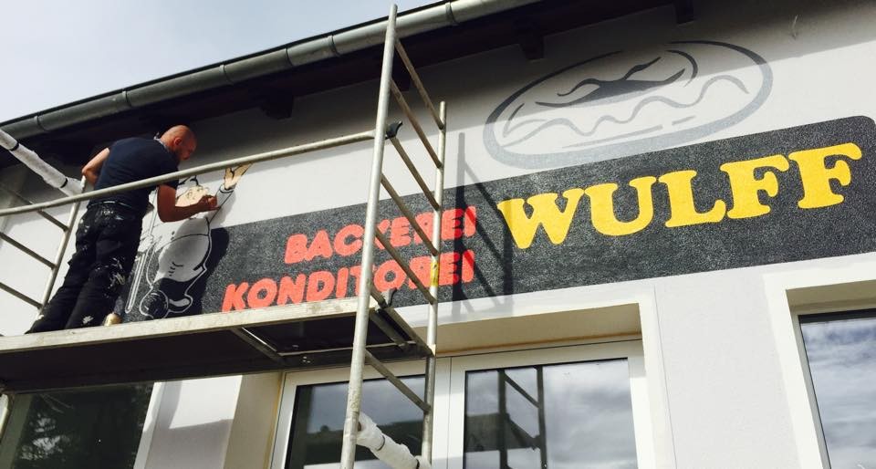 Firmenlogo an die Fassaden wand
