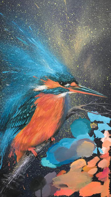 Farbenfrohes Graffiti-Wandbild eines Eisvogels, mit der Sprühdose und künstlerischen Farbspritzern gestaltet.