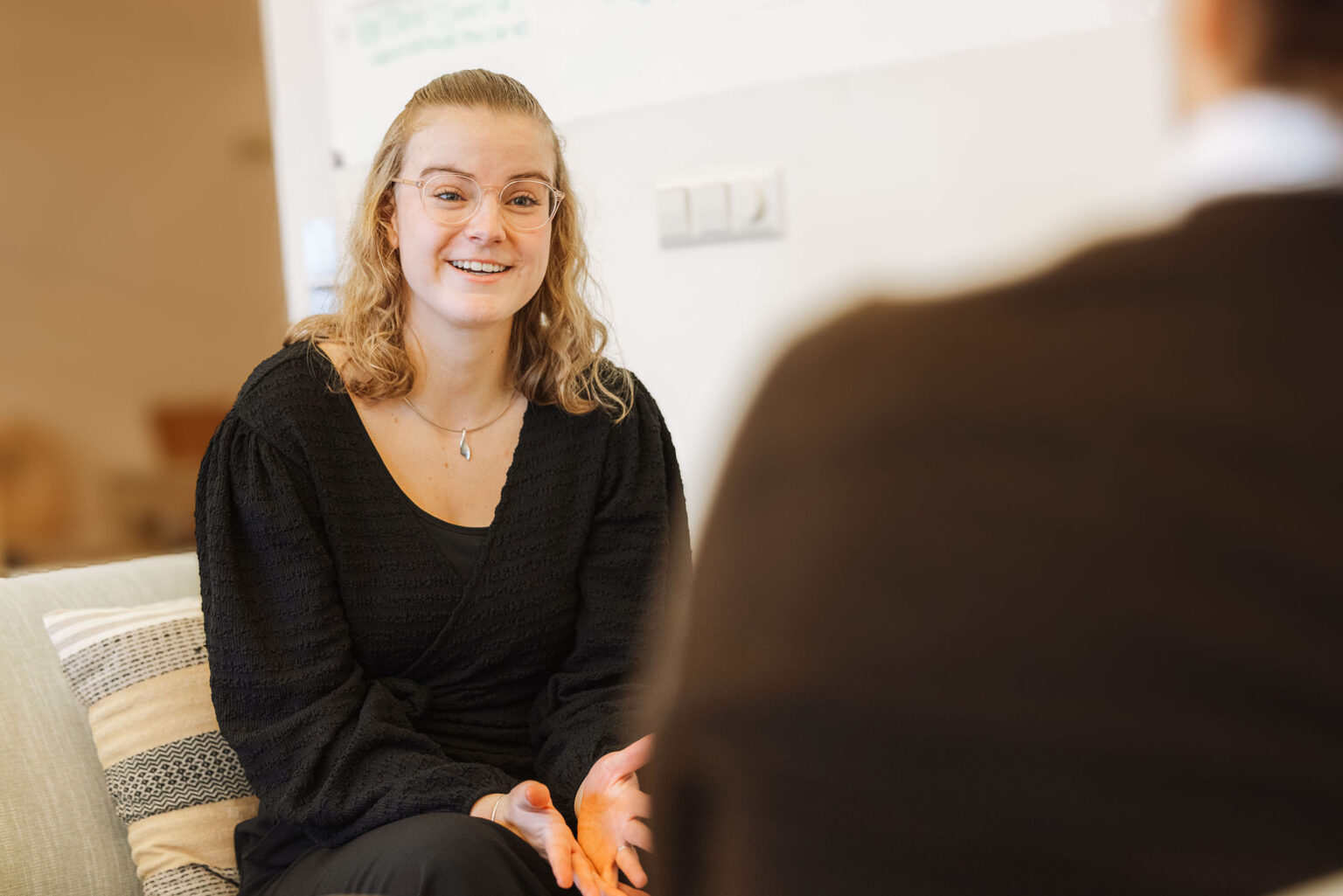 "Ik werk met ontzettend veel plezier via FIT. De afwisseling, de vrijheid én het teamgevoel maken dit voor mij de perfecte plek. -Myrthe"