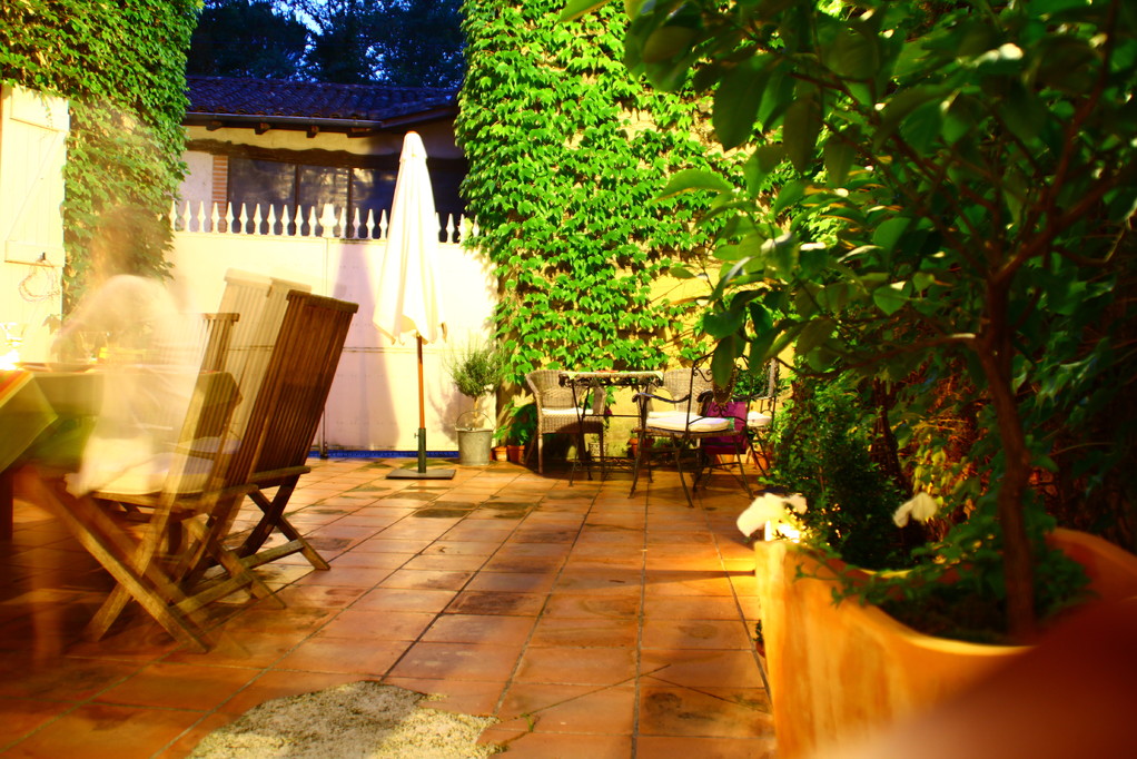 La cour une nuit d'été... Maison d'Hôtes la Rêverie à Lombez