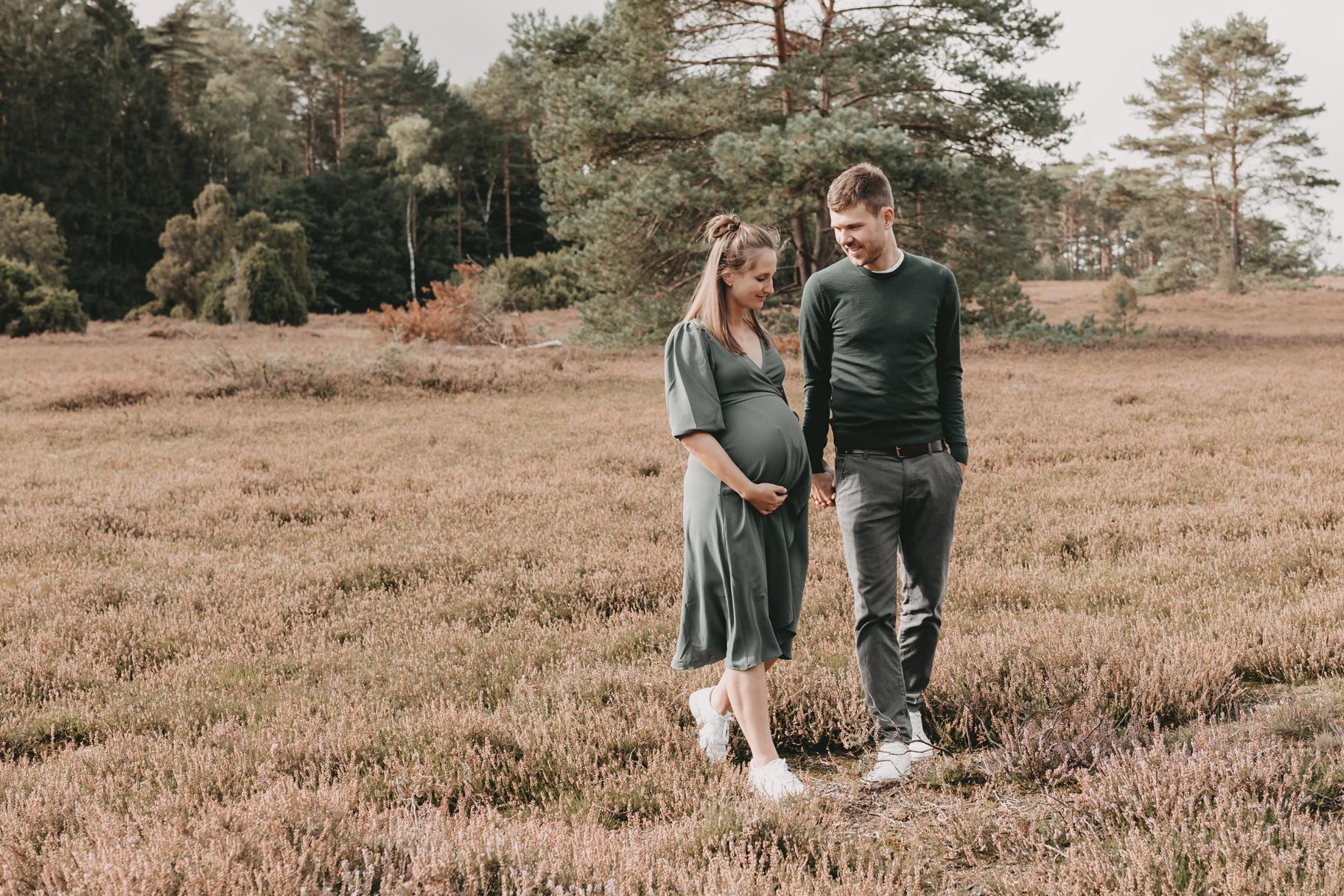 Schwangerschaftsbilder draußen Schneverdingen | Babybauchshooting Sittensen | Schwangerschaftsshooting Soltau | Schwangerschaftsbilder Buchholz in der Nordheide