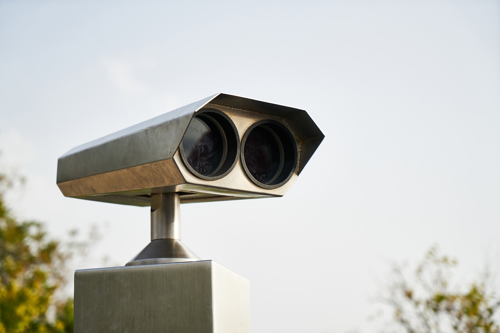A symbolic image for revision and editing services for German, English, and French texts in Dresden: a pair of binoculars as a metaphor for precise proofreading.