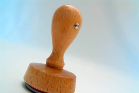 Ein Rundstempel eines gerichtlich vereidigten Übersetzers als Symbolbild für amtlich beglaubigte Übersetzungen Deutsch, Englisch, Französisch online in Dresden.