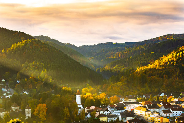 Blick von Steinhöfen über das herbstliche Aspang