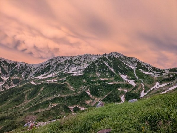 夕日に染まる立山
