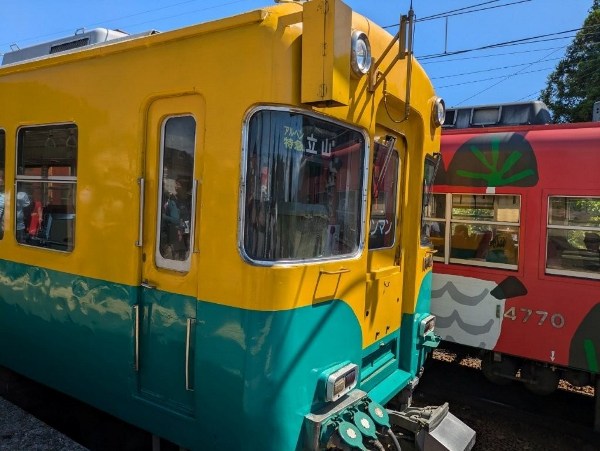 寺田駅で富山電鉄の列車が交差した