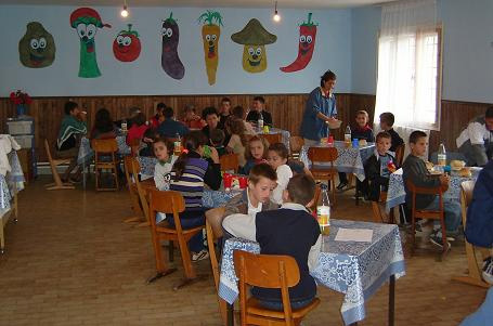 Hier wird gerade zu Mittag gegessen. Meist die einzige Mahlzeit, die diese Kinder zu sich nehmen. 