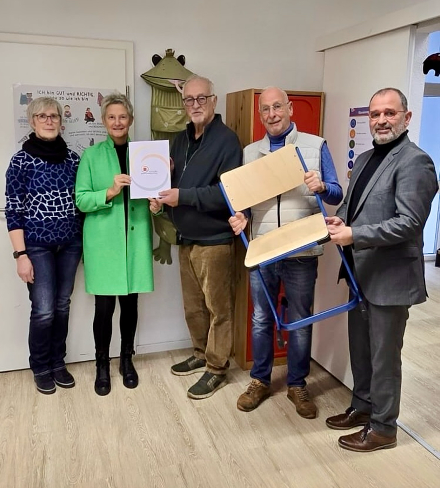 Foto v.l.n.r.: Inge Groffner (Verantwortliche für Schüler-Eltern-Hilfe Kinderschutzbund e.V.), Oberbürgermeisterin Beate Kimmel, Lothar Bihy (1. Vorsitzender Kinderschutzbund e.V.), Michael Krauß (Schatzmeister Kinderschutzbund e.V.), Thomas Kuntz (Geschäftsführer Stiftung Bürgerhospital). © Stadt Kaiserslautern