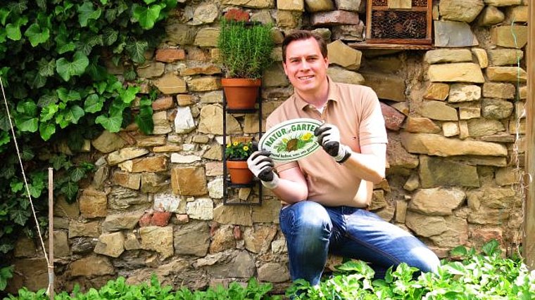 Landtagsabgeordneter Christoph Kaufmann mit der "Natur im Garten" Plakette