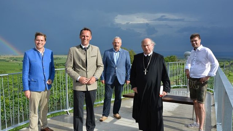 Foto von links: LAbg. Christoph Kaufmann, LR Jochen Danninger, Bgm. Franz Schneider, Abt Georg Wilfinger und Weinbauvereinobmann Josef Bauer