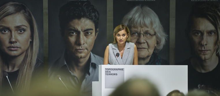 Bildrechte: Jürgen Kramer: Wana Limar, Moderatorin von „MTV Style”, liest aus ihrem Buchbeitrag vor