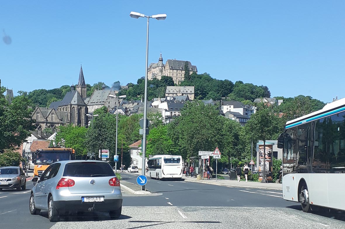 Heidenfahrt ade – Marburg empfängt uns mit Sonne, Schnäppchen und ein Schobbe Äppelwoi
