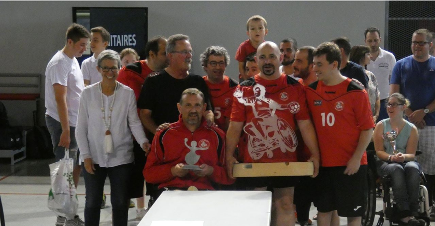 Le capitaine Bruno BOULOY (à gauche) reçoit le trophée de l'étape d'Agen du challenge Handi'amo Tour, son compère Stéphane BRIE soulève le trophée qui sera remis aux vainqueurs du challenge...