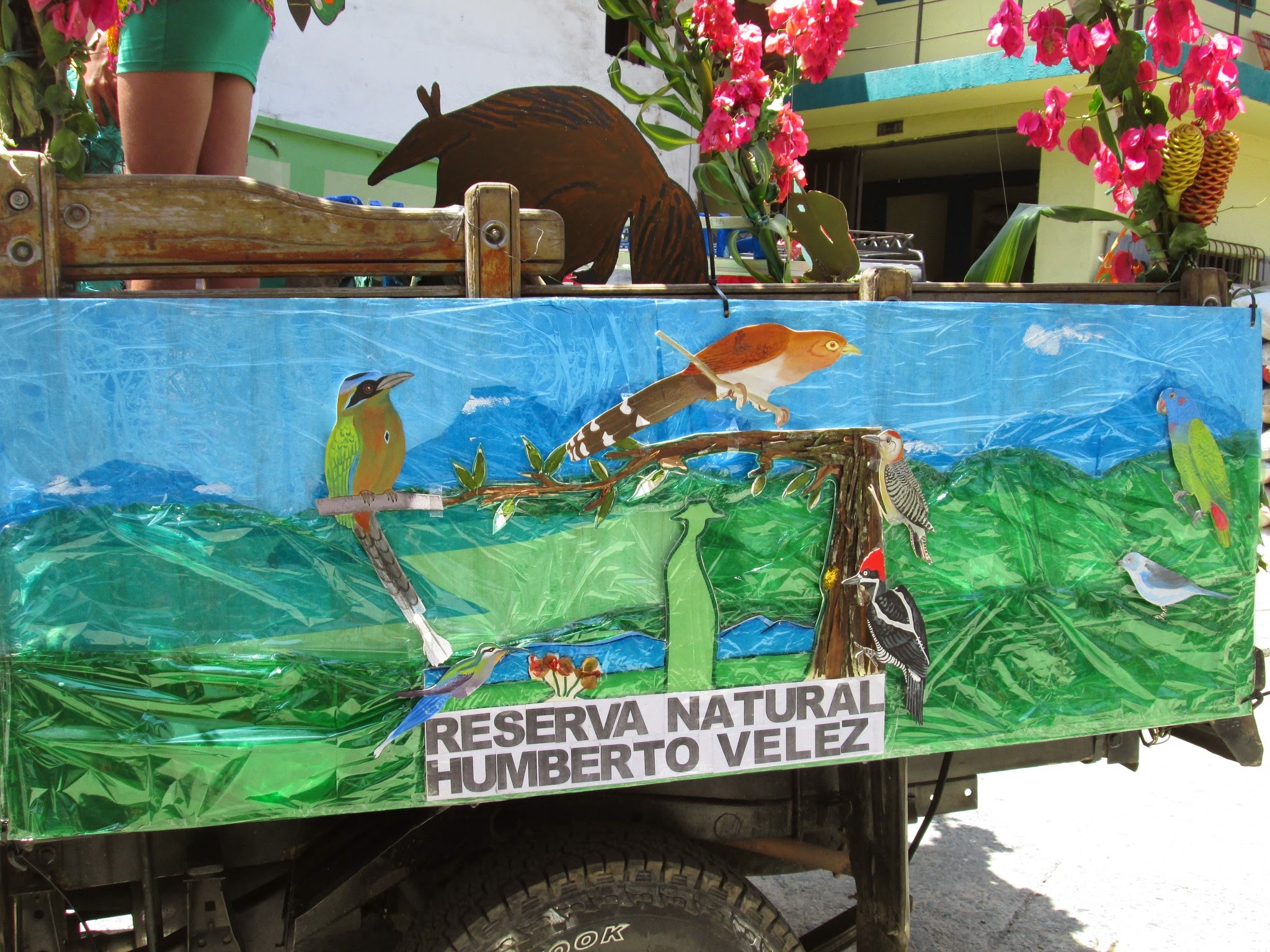 27/09/2014. Valla para decorar camioneta donde iba la reina de la vereda participando en las fiestas de la identidad de Balboa.
