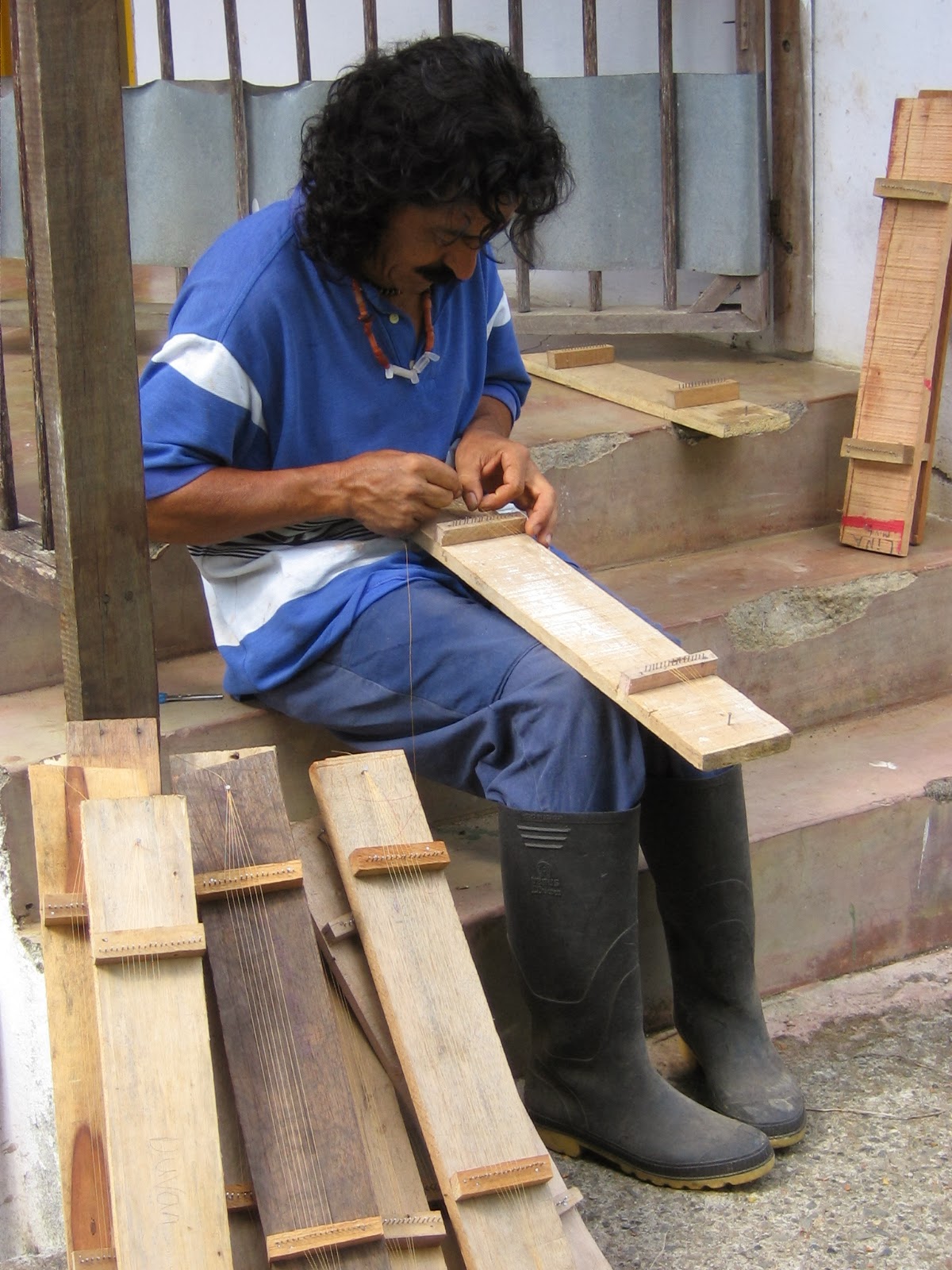 29/09/2006. El sr. Fernando Cardona preparando los telares para su taller de manillas con chaquiras. Voluntariado  mientras realizaba el sendero de la Reserva.
