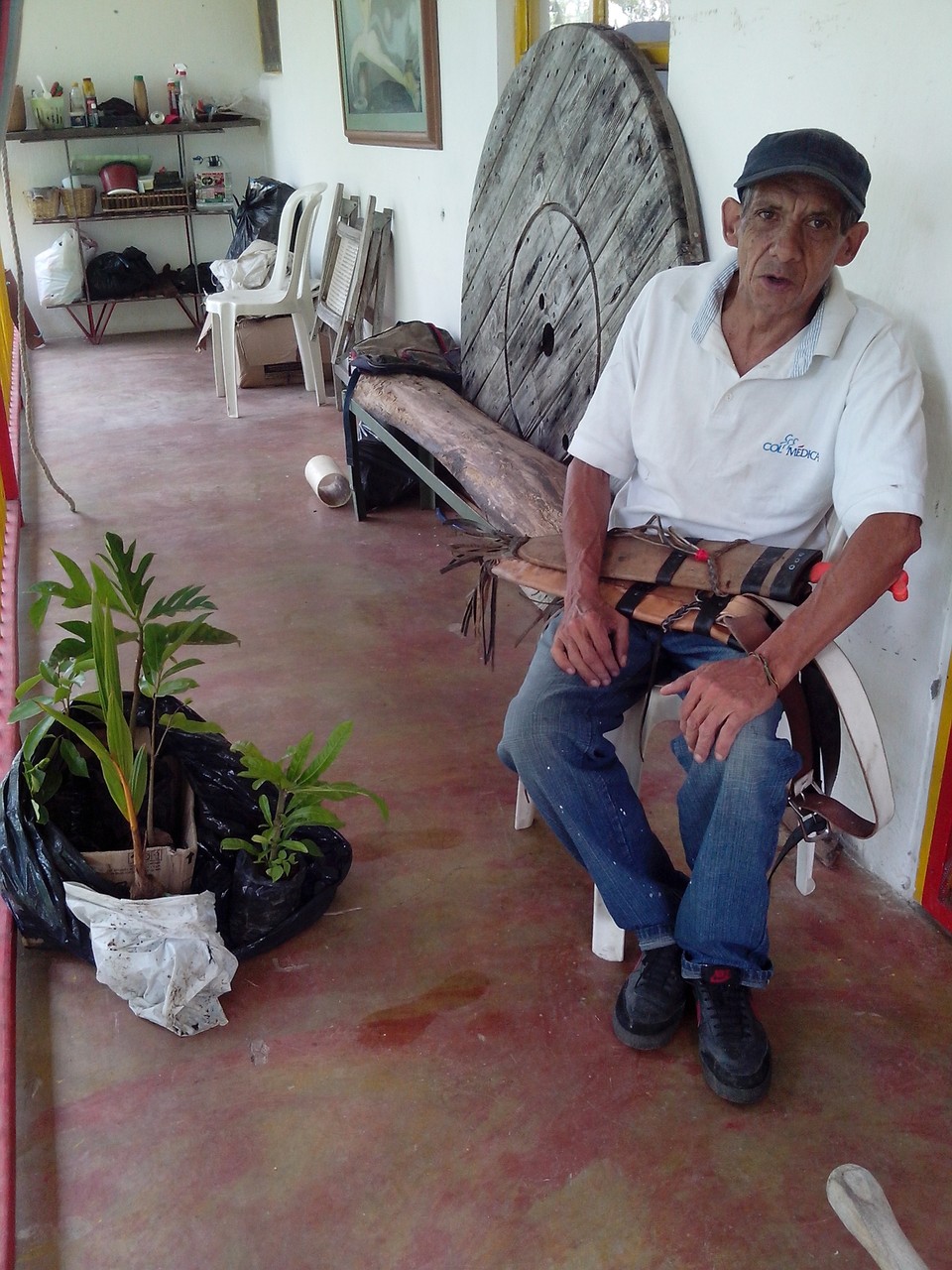 Luis Carlos Vazques. Músico. Dono varios arboles y ha apoyado la siembra de los mismos y el plateo y mantenimiento de los ya sembrados en el sendero de frutales de la Reserva. 2014.