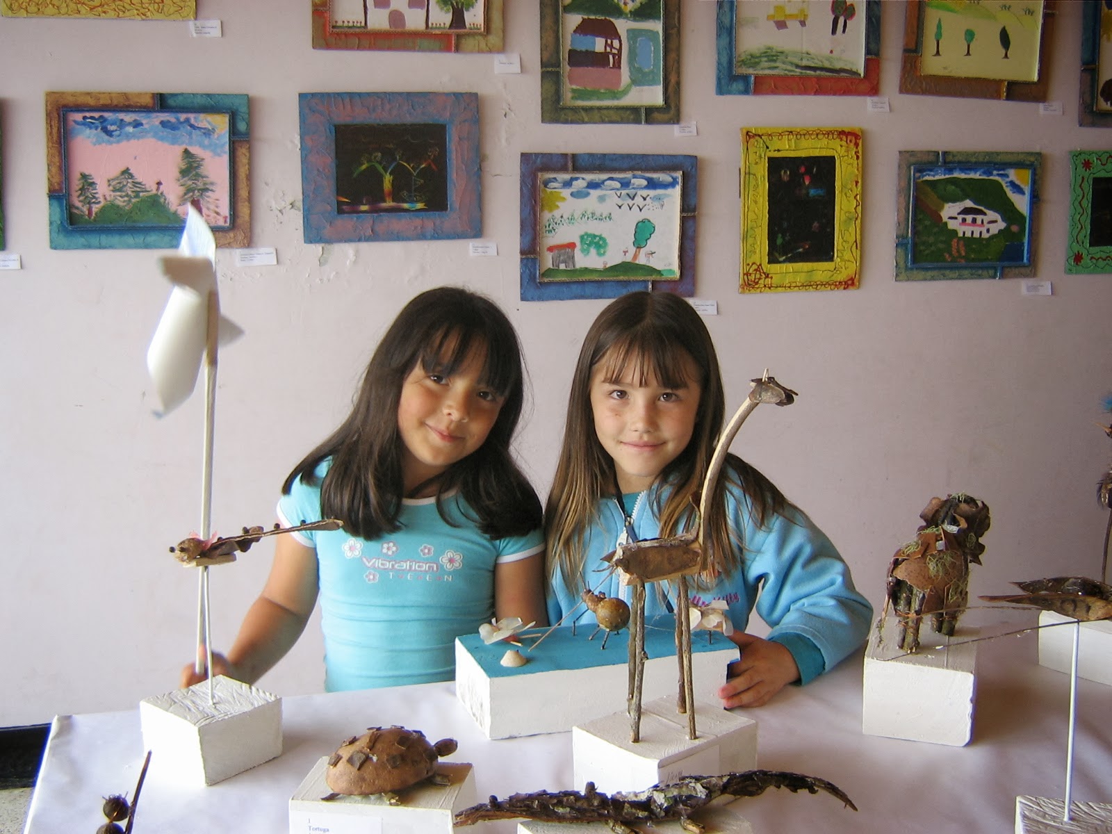 9/12/2006. Fiorella exponiendo sus trabajos en la exposición que se hizo en la casa de la cultura producto de los talleres con la comunidad educativa.