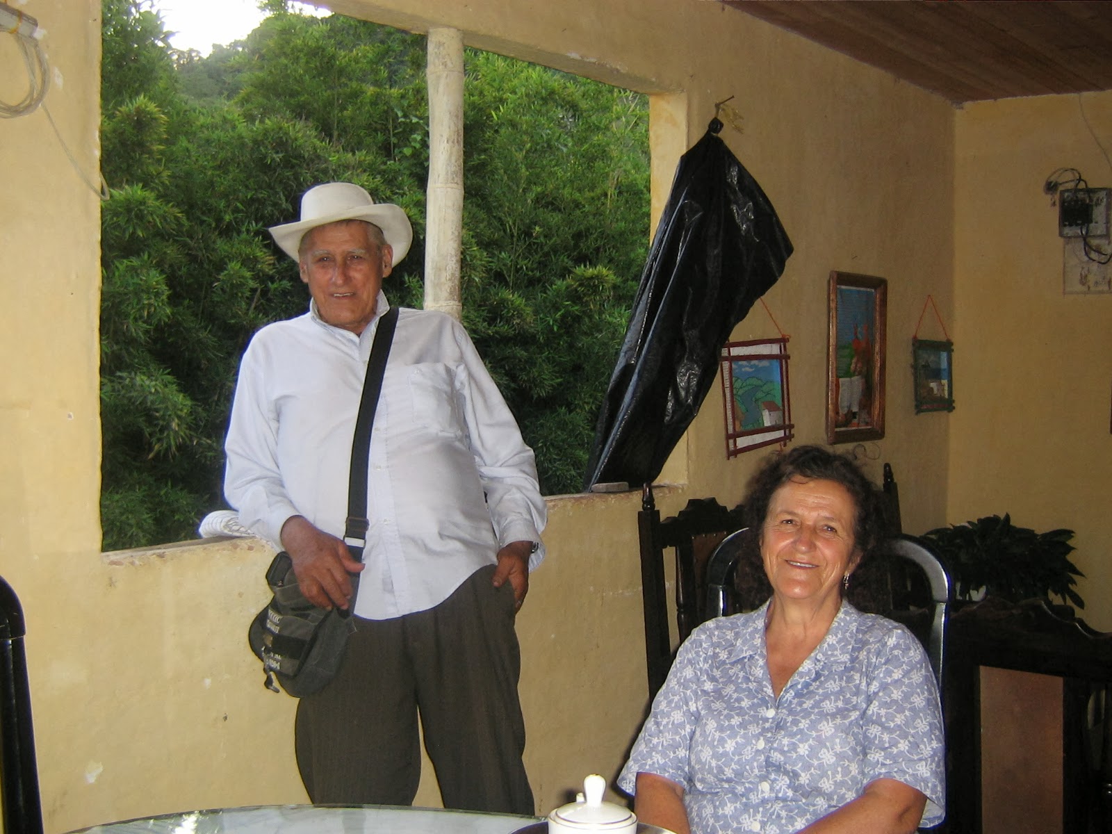 19/08/2012. Visita a la finca las Delicias de los vecinos con los que colinda la Reserva en su sector sur. Don Juan Torres y doña Edilma.