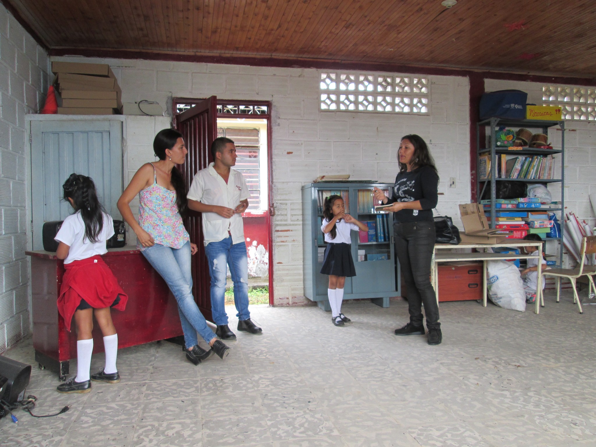 28/08/2014. Motivando a los profesores a transformar esta aula abandonada en un espacio para ludoteca.