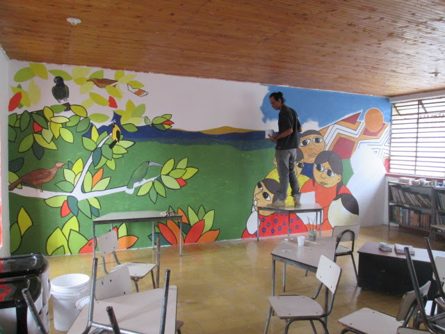 Francisco Javier Vargas V. Director artístico del mural en el aula ecologica, creativa y cultural de la escuela el Rosario. Voluntariado.