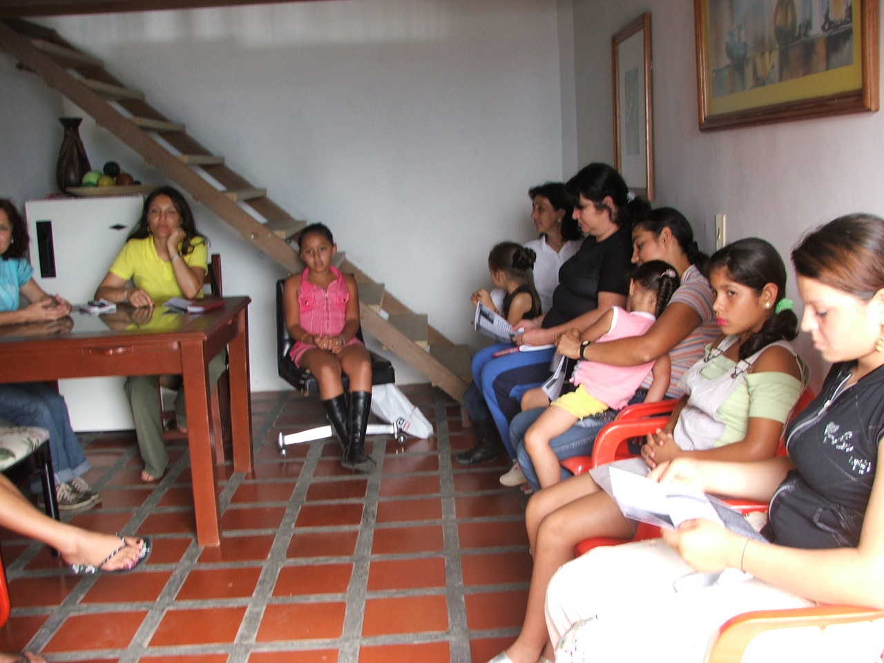 2010. Primera reunión convocada para trabajar con las mujeres de las veredas aledañas talleres de manualidades.